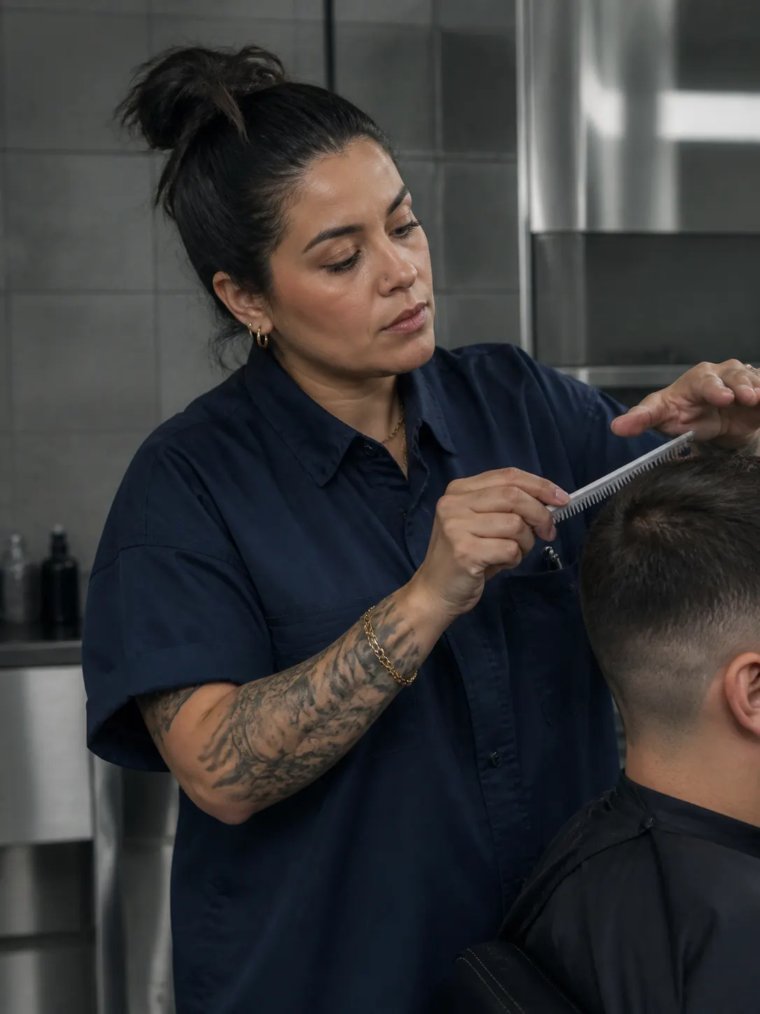 Inés revisando la forma de un corte con peine